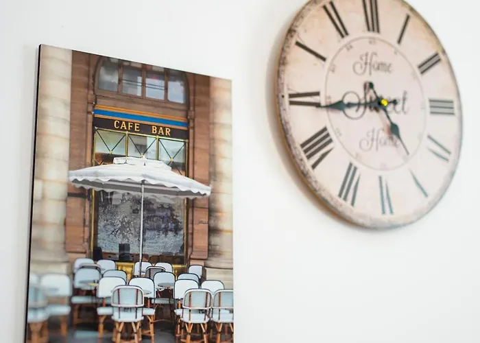 Ultracentral Golden Gatehouse 3 Bdrm *