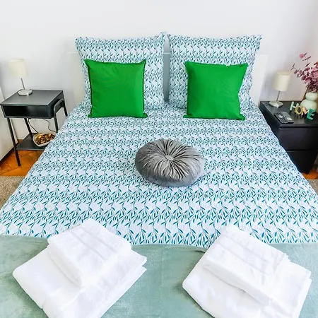 Ultracentral Golden Gatehouse 3 Bdrm * 布加勒斯特
