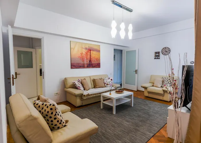 Ultracentral Golden Gatehouse 3 Bdrm * 布加勒斯特