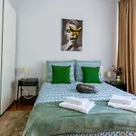 Ultracentral Golden Gatehouse 3 Bdrm Apartment Bucharest