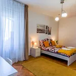 Ultracentral Golden Gatehouse 3 Bdrm Apartment *