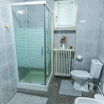 Ultracentral Golden Gatehouse 3 Bdrm Apartment *