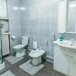 Ultracentral Golden Gatehouse 3 Bdrm Apartment *