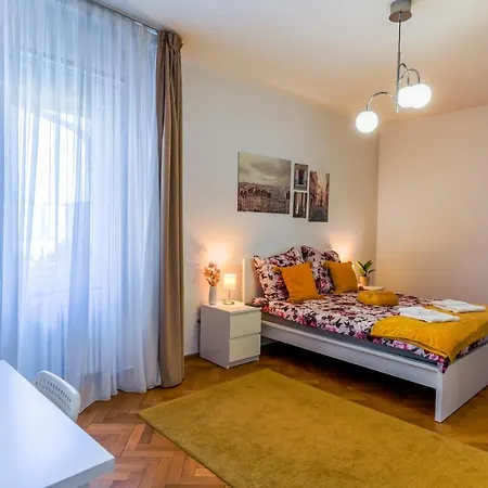 Ultracentral Golden Gatehouse 3 Bdrm Apartment *