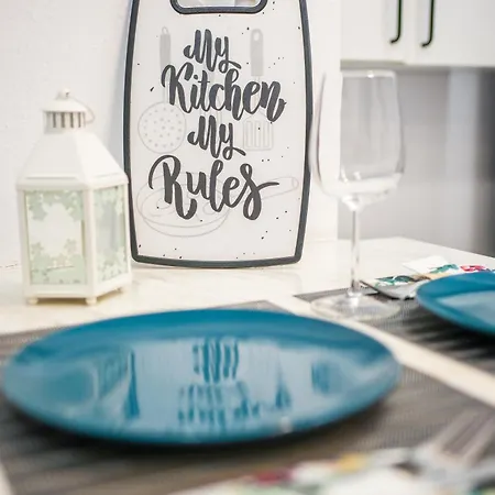 Ultracentral Golden Gatehouse 3 Bdrm Бухарест