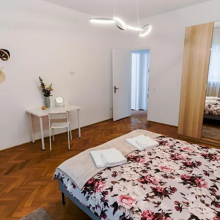 Апартаменты Ultracentral Golden Gatehouse 3 Bdrm