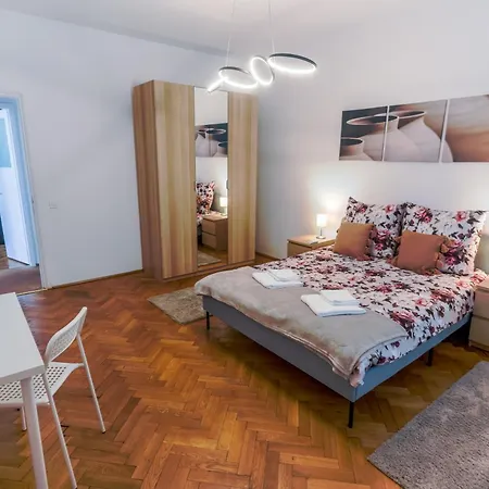 Ultracentral Golden Gatehouse 3 Bdrm