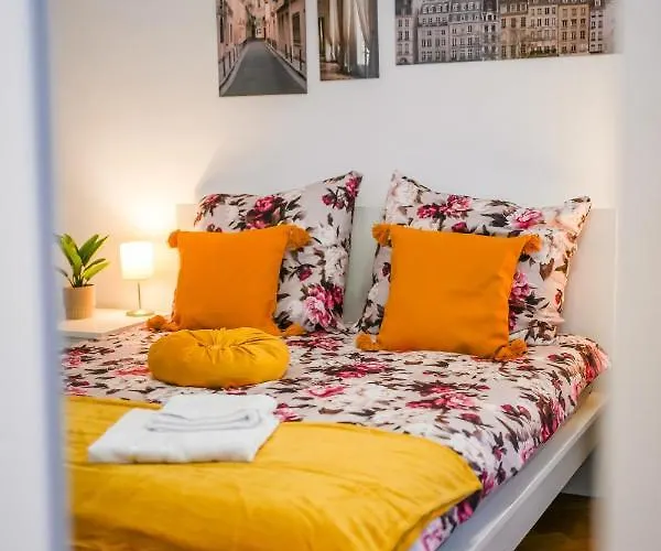 Ultracentral Golden Gatehouse 3 Bdrm *