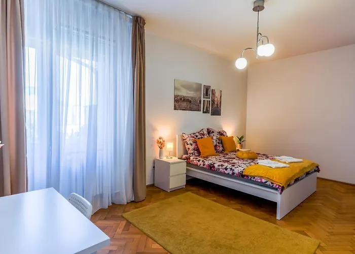 Ultracentral Golden Gatehouse 3 Bdrm Apartment *