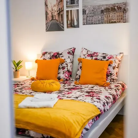 Ultracentral Golden Gatehouse 3 Bdrm *