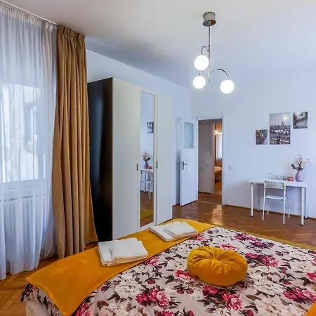 Ultracentral Golden Gatehouse 3 Bdrm Boekarest