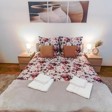 Ultracentral Golden Gatehouse 3 Bdrm Appartement *